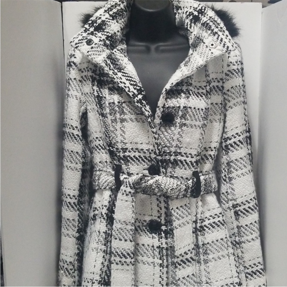 Stunning IZ Byer Coat in small w faux fur collar